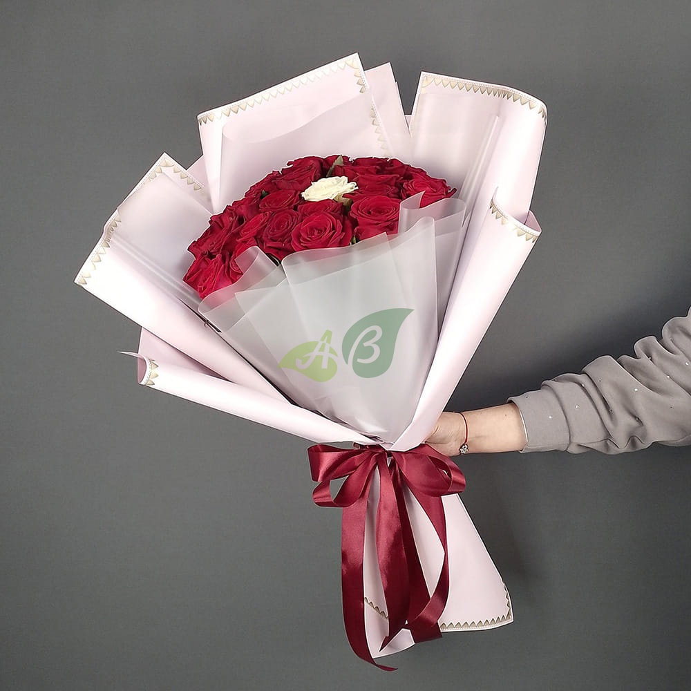 Композиция 25 роз из красных и белой розы
