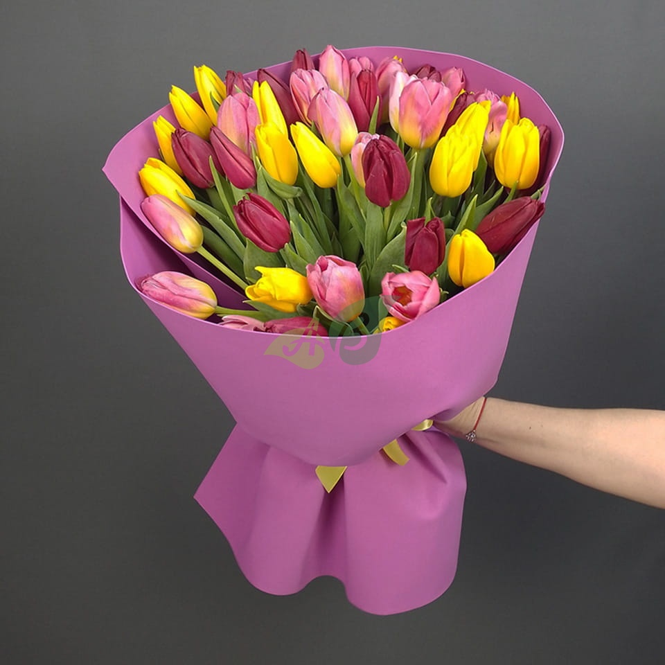 Букет 51 желтый и красно-оранжевый тюльпан Джулия