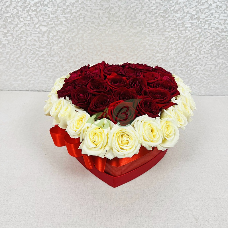 Композиция из 47 роз в коробке
