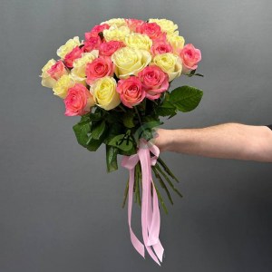 Шикарный букет из 25 белых и розовых роз