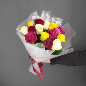 Розы разных цветов в букете “Микс из роз”
