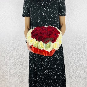 Розы в коробке для девушки Любящее сердце